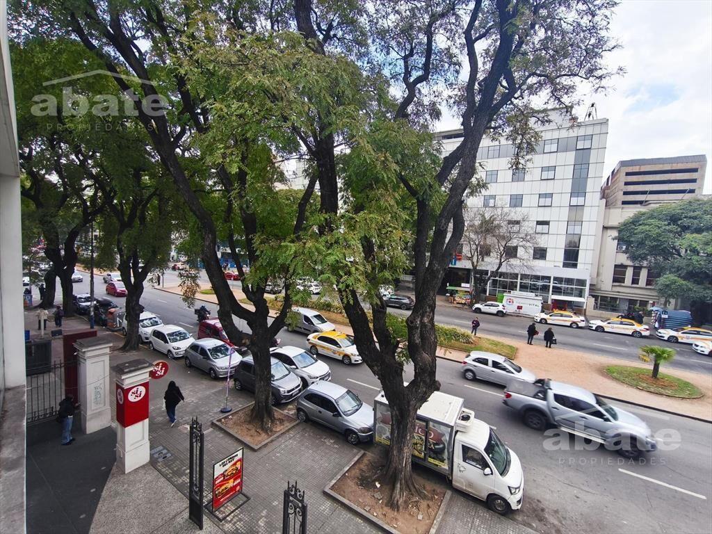 Edificio de Oficinas. Excelente ubicación comercial. Al fre