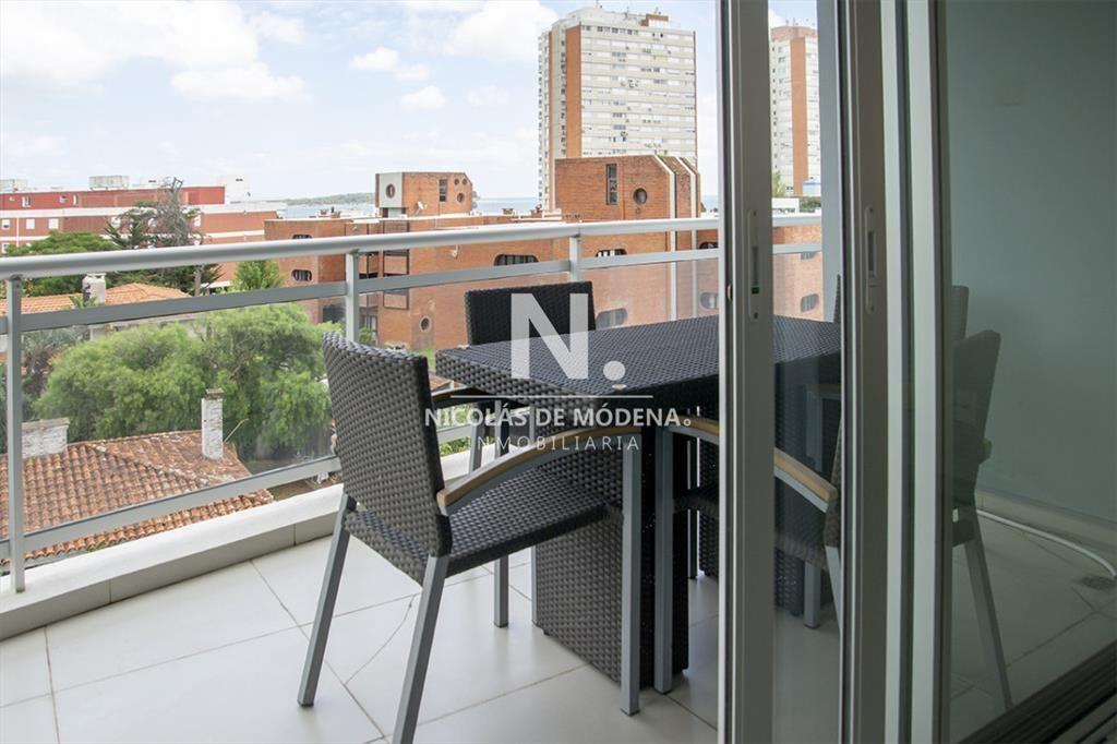 Apartamento de 3 Dormitorios en Playa Mansa en -