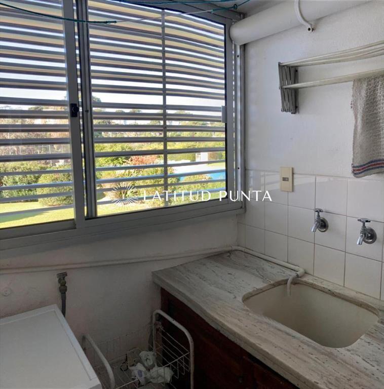 Apartamento de tres dormitorios con vista al mar