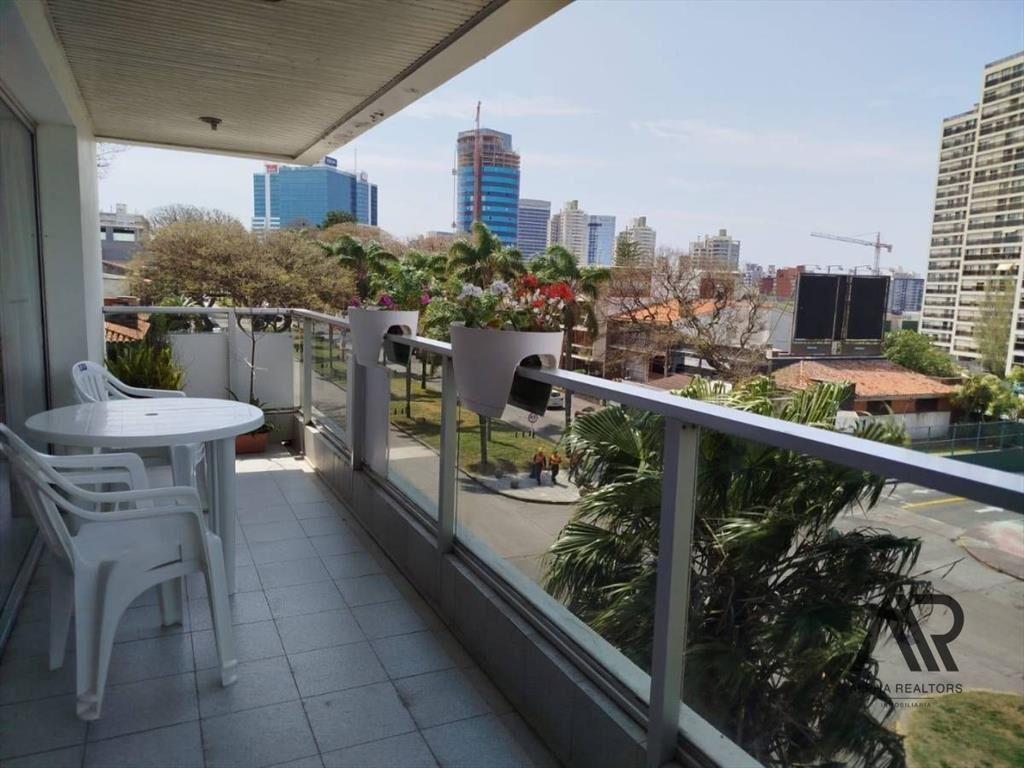Apartamento 3 Dormitorios en buceo a metros de la rambl...