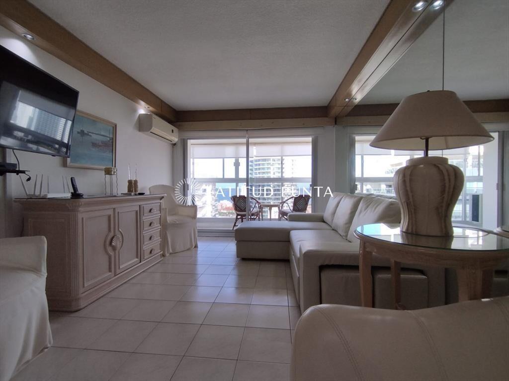Apartamento de un dormitorio y medio, Pintos