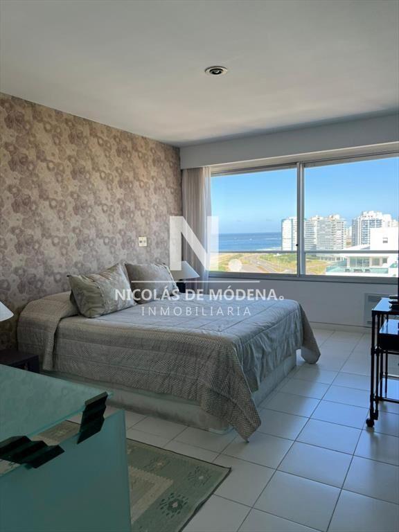 Apartamento de 3 dormitorios en playa brava al