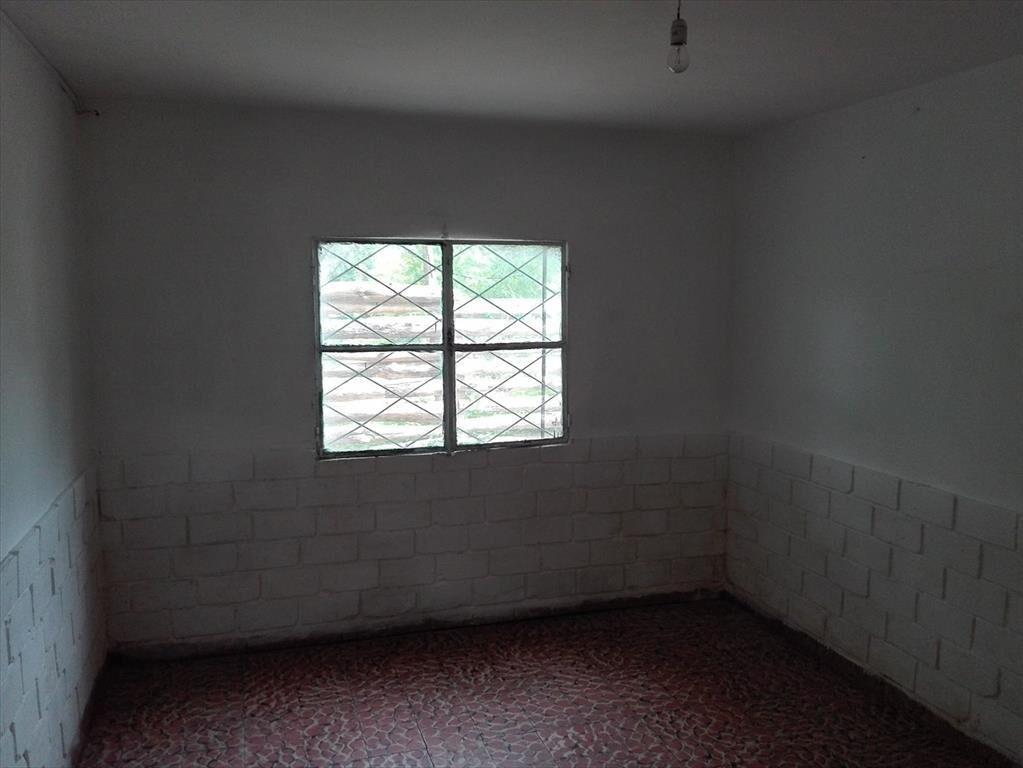 Casa y dos apartamentos con muy buen terreno.