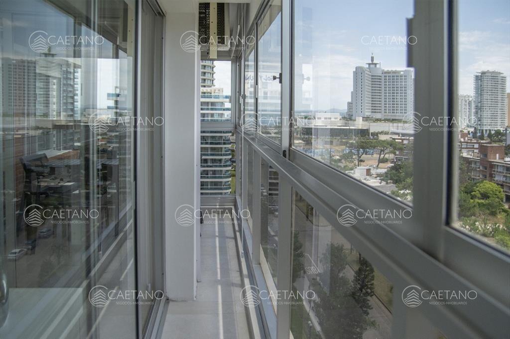 Vende apartamento de 2 dormitorios y medio playa