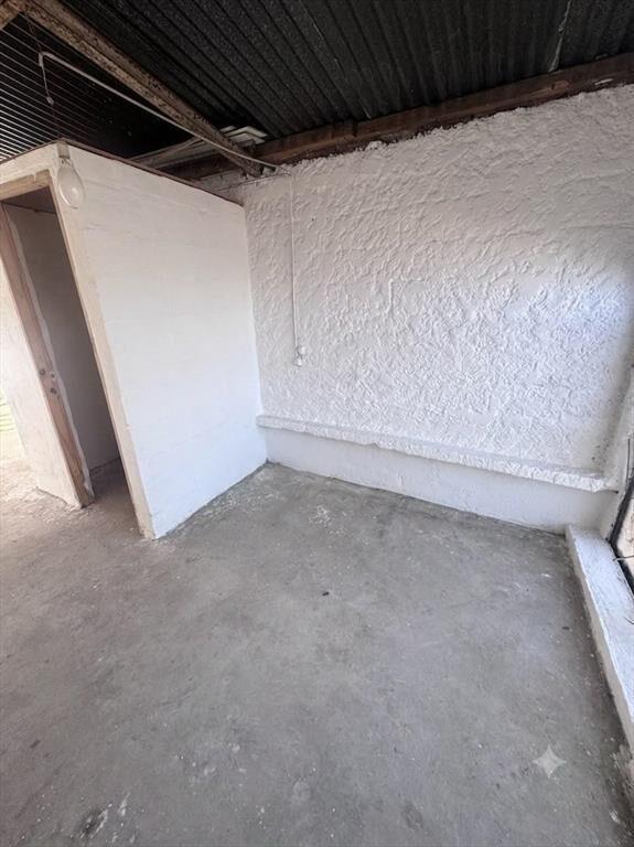 Alquiler Local con dos ambientes, baño y garaje en Maroñas