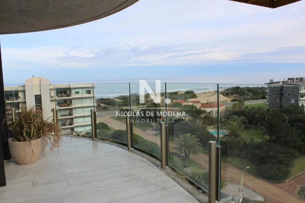 Vende apartamento de 2 dormitorios en Punta del