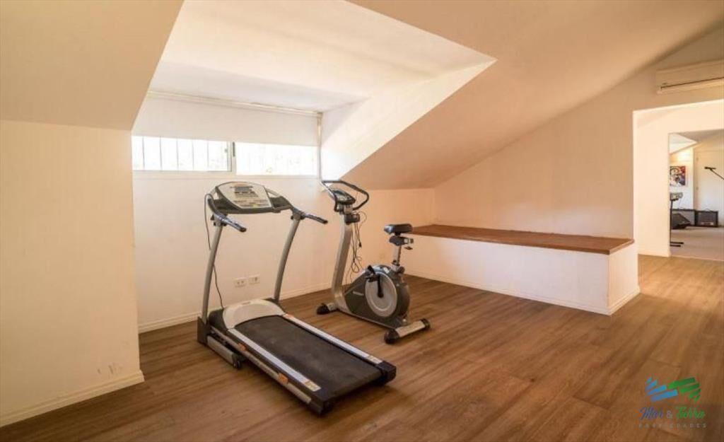 Vendo excelente casa de 6 dormitorios con piscina
