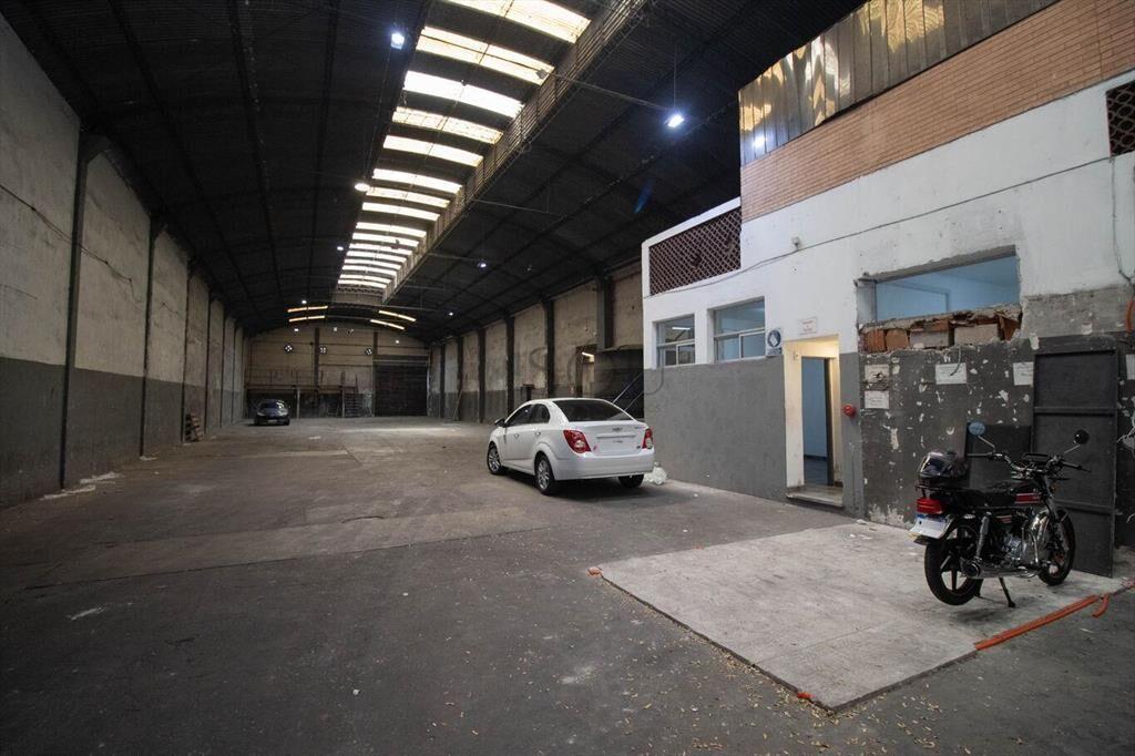 Venta local industrial con parking en Sayago