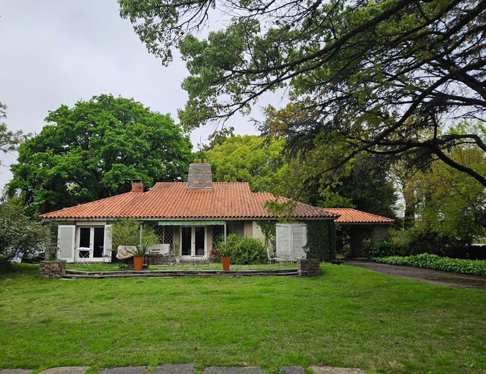 Venta dos casas sobre importante terreno de 4488 m² en