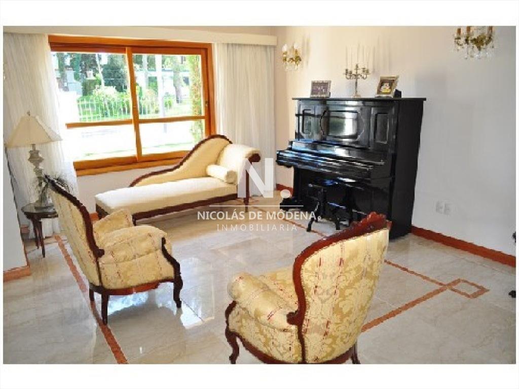 Casa en Mansa a metros del mar de 5 dormitorios en venta.
