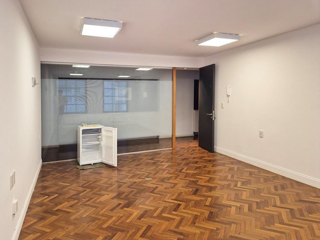 VENTA - OFICINA - CON RENTA O PARA OCUPAR- CENTRO 18 DE JUL