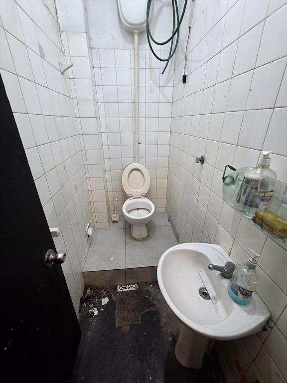Ituzaingo y peatonal Sarandi, 60 m2 , 4 mts de frente , apt