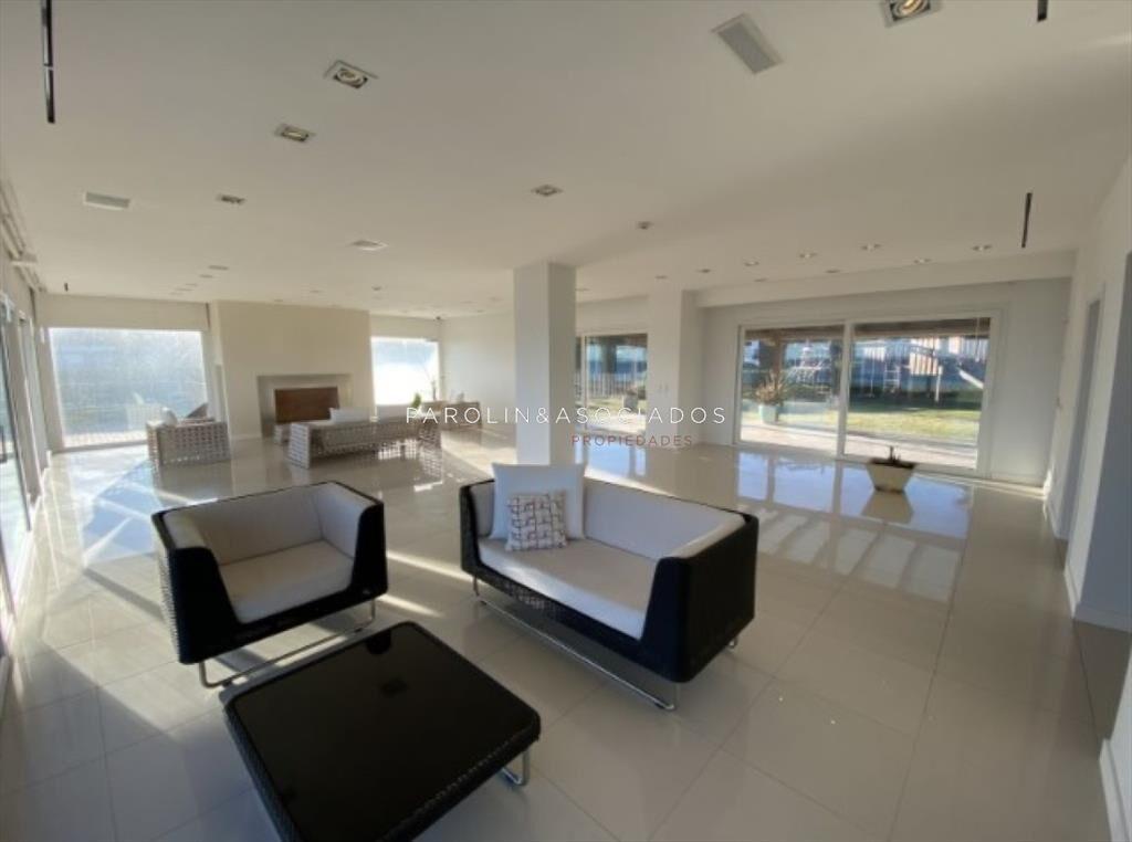Hermosa casa en venta frente al mar, Punta del