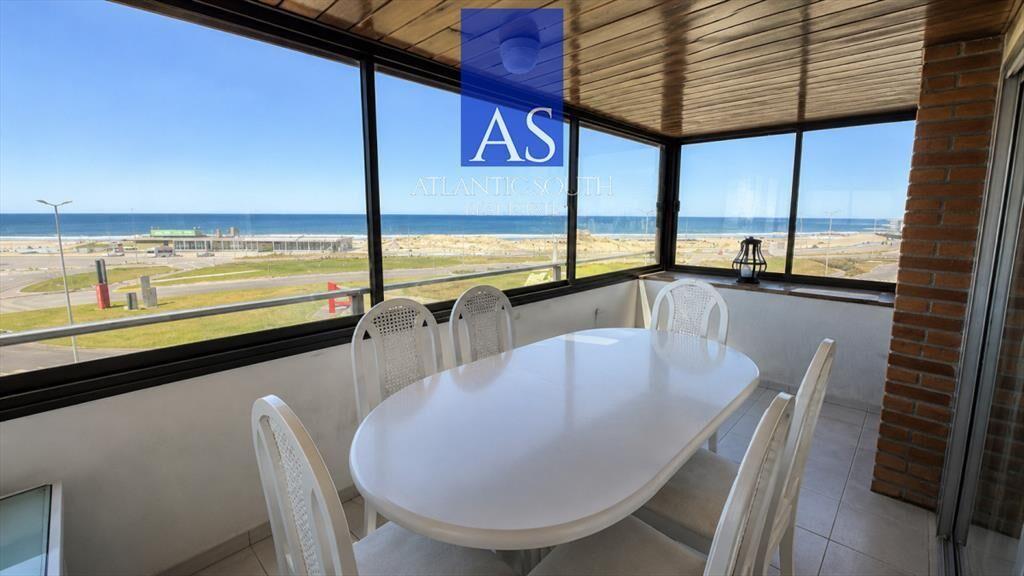 Apartamento esquinero frente al mar Punta del