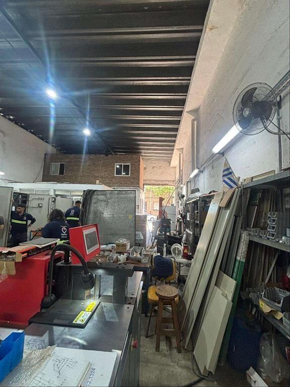 Alquiler local comercial área 234m2, altura 7 metros entrad