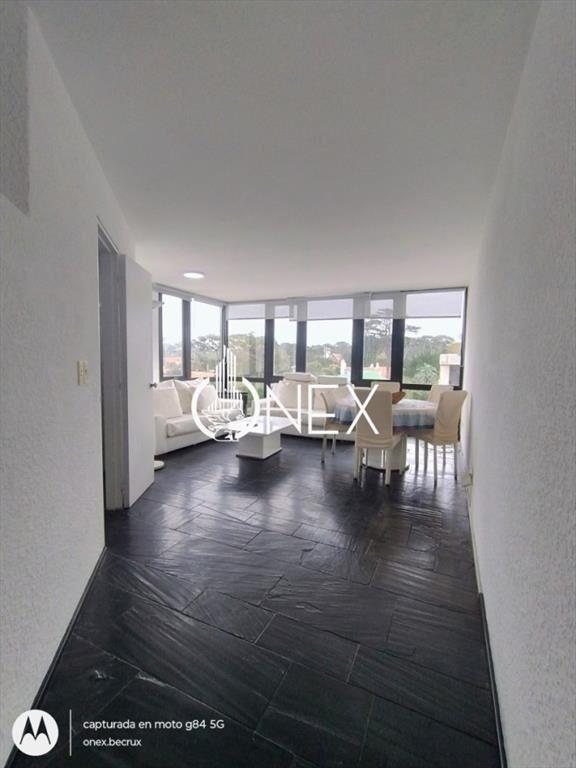 Apartamento de 2 dormitorios totalmente amueblado, con coch