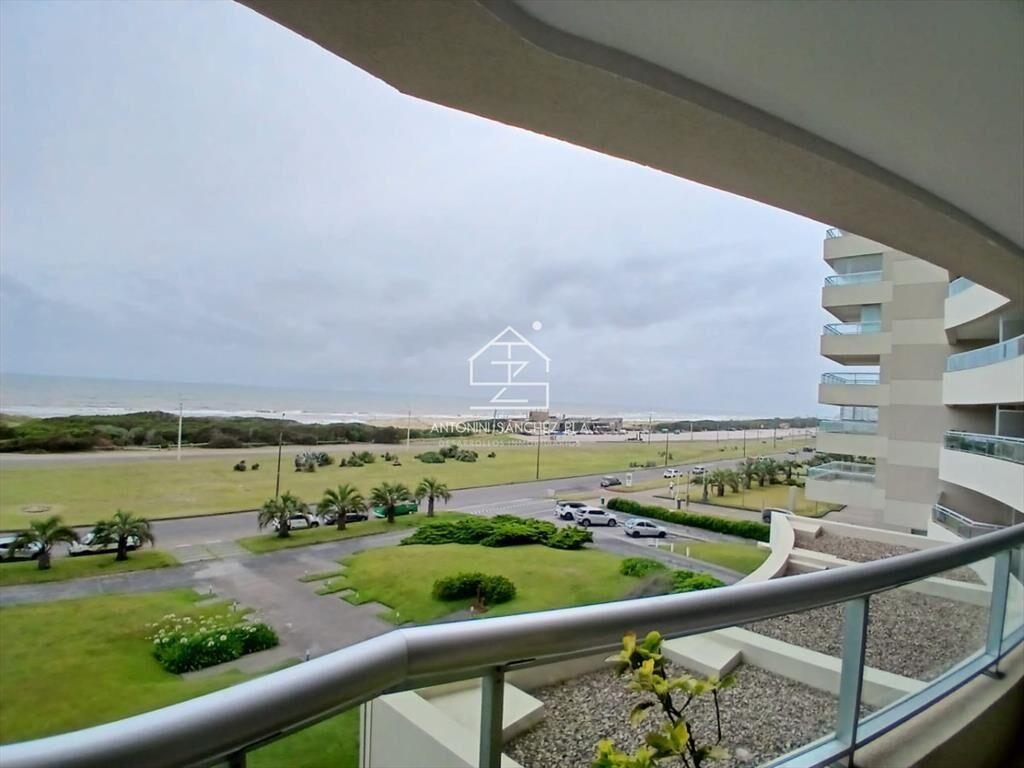 APARTAMENTO EN VENTA FRENTE AL MAR 3 DORMITORIOS