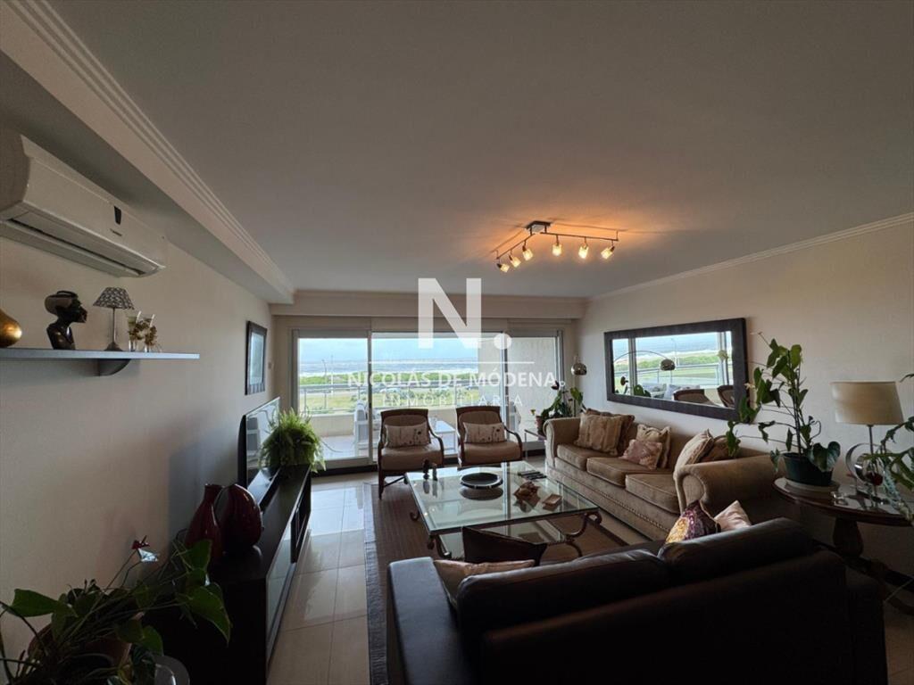 Vende apartamento de 4 dormitorios en Playa Punta