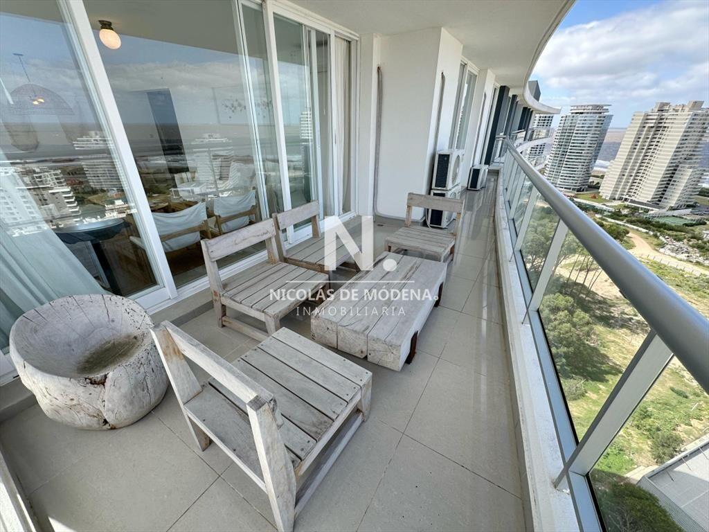 En venta apartamento con vista al mar en Punta de