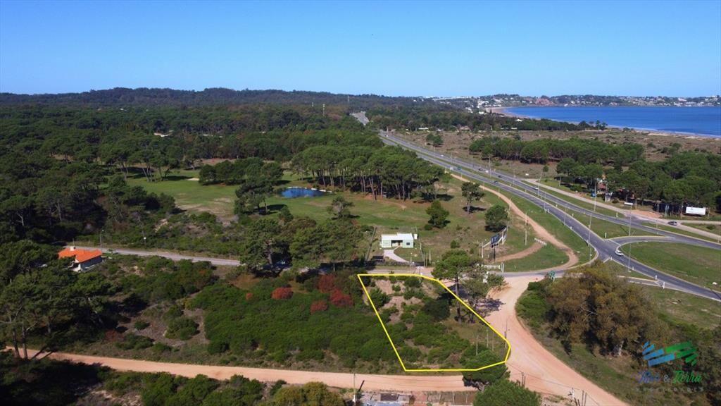 Venta de terreno esquinero en Club del Lago Punta