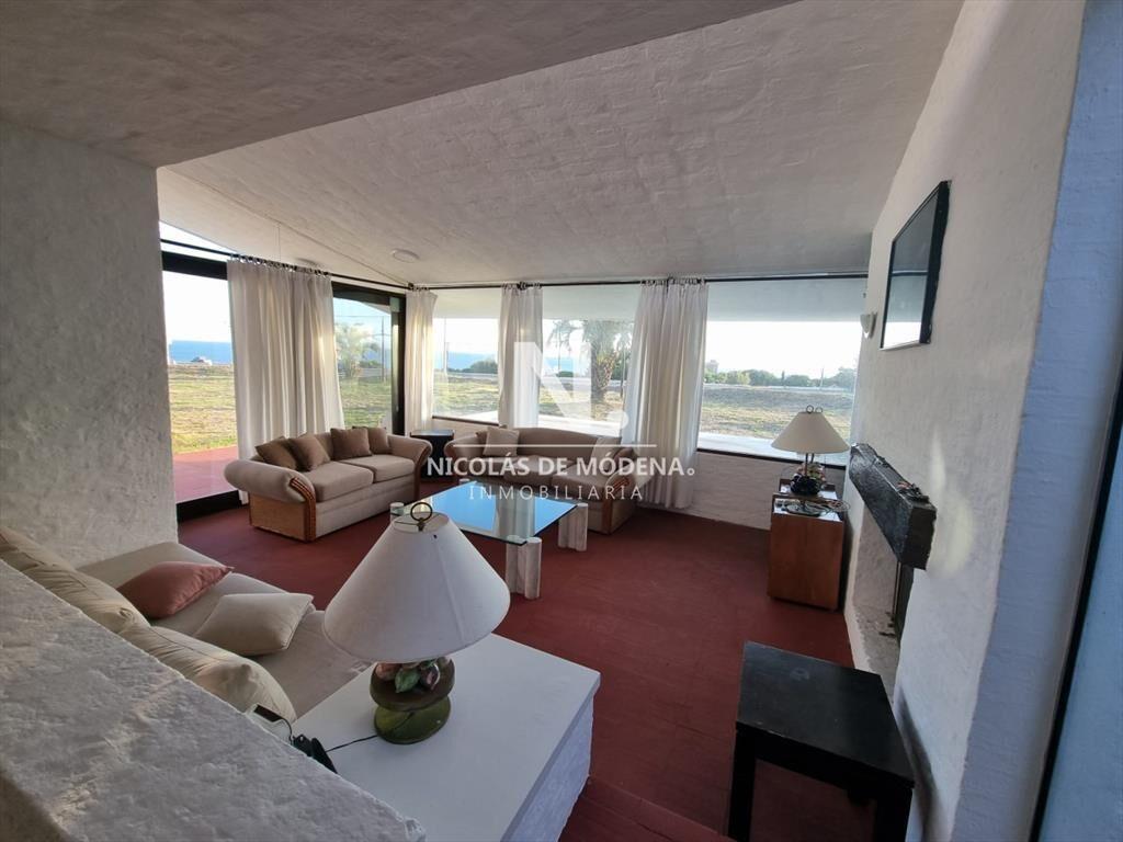 Espectacular casa con linda vista al mar