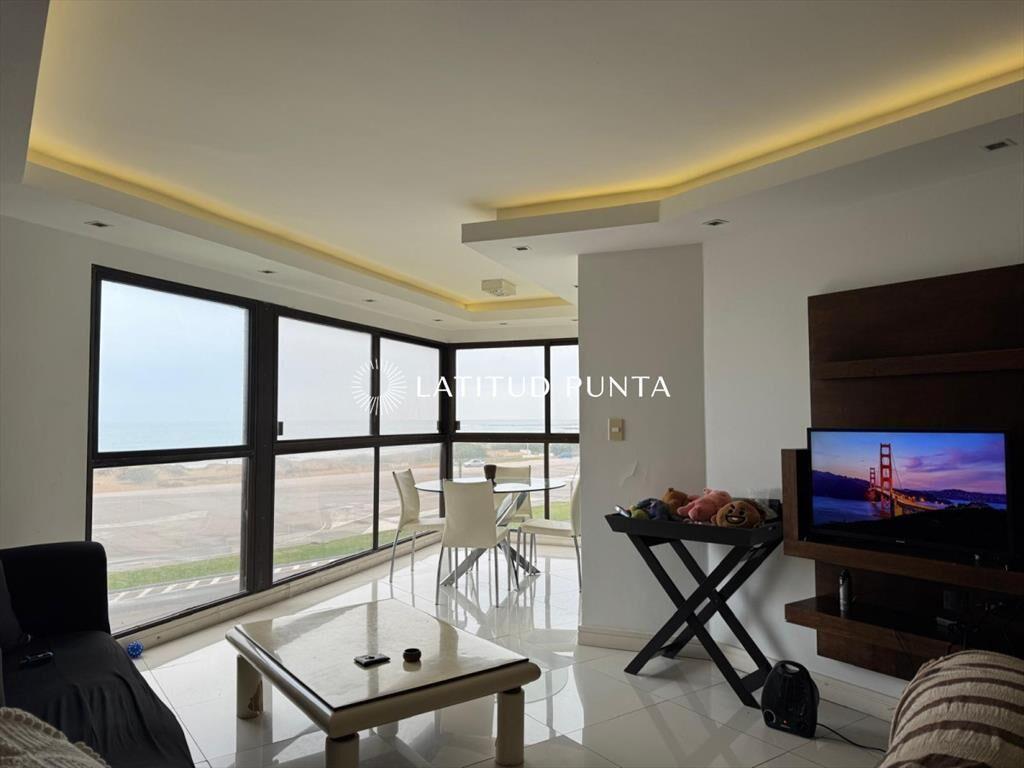 Apartamento frente al mar, 2 dormitorios más dependencia