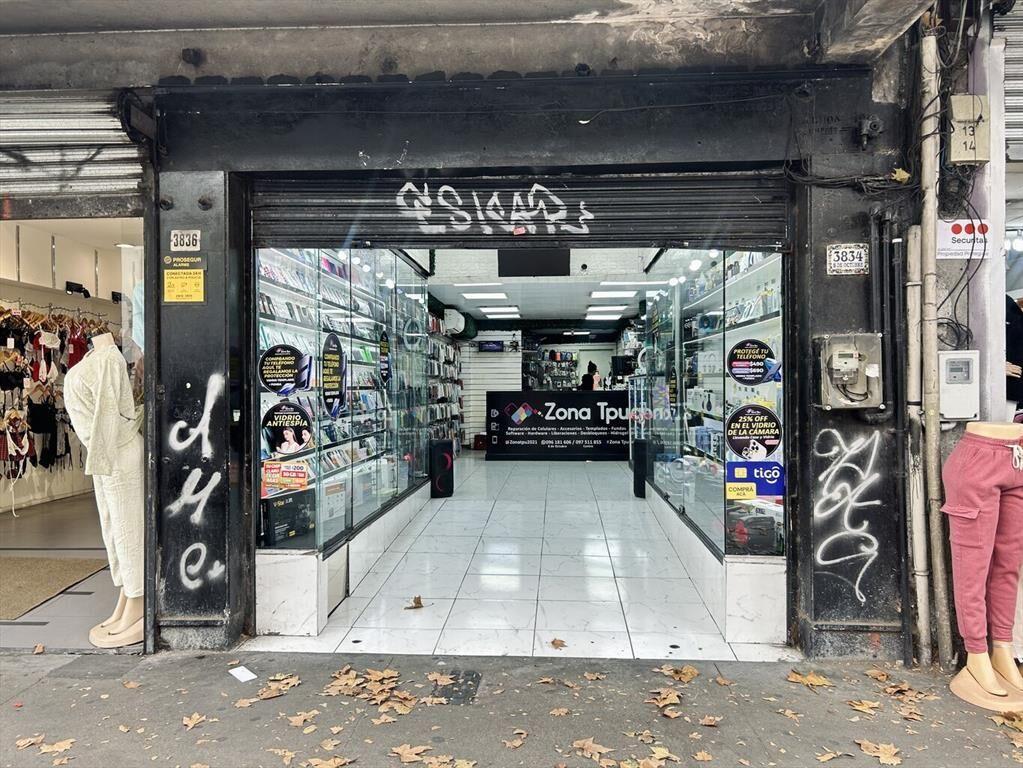 Local comercial en venta con renta sobre Av 8 de octubre