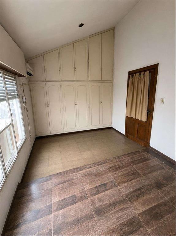 CASA EN ALQUILER POCITOS, REQUIERE REPARACIONES
