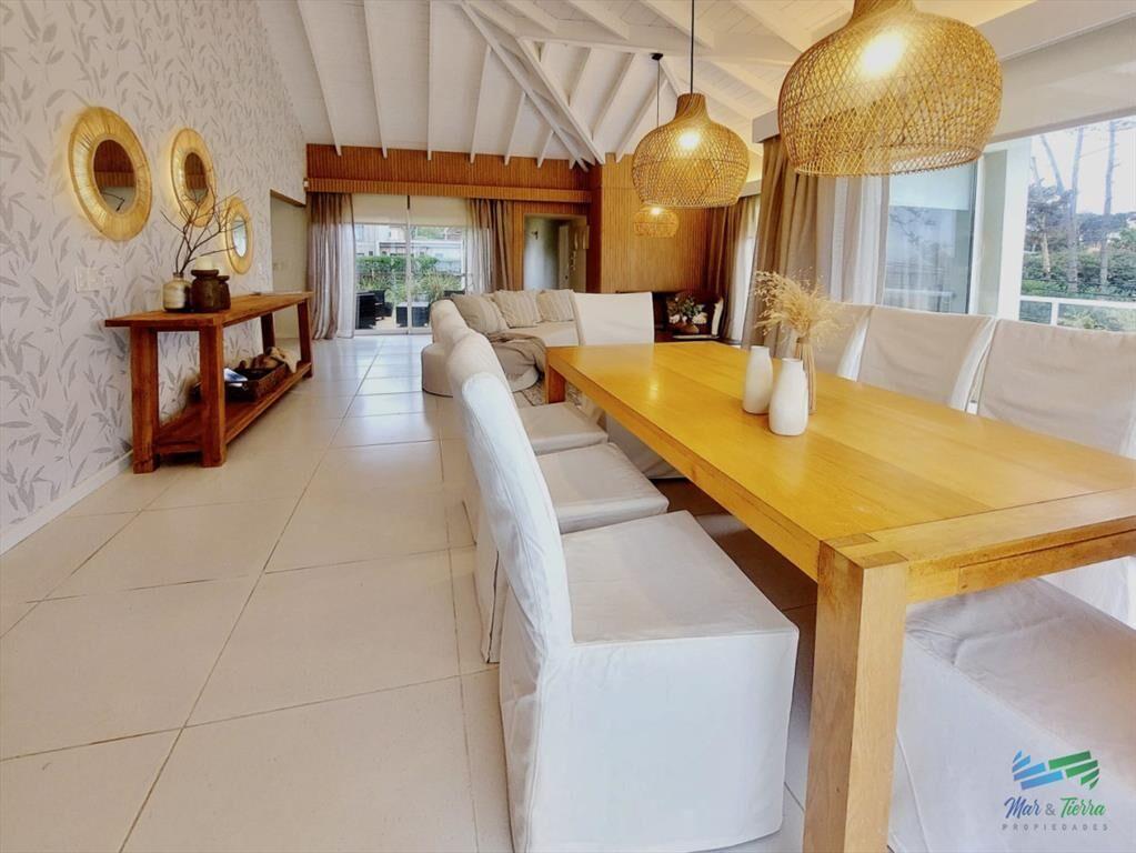 Excelente Casa de 6 Dormitorios y Piscina en La