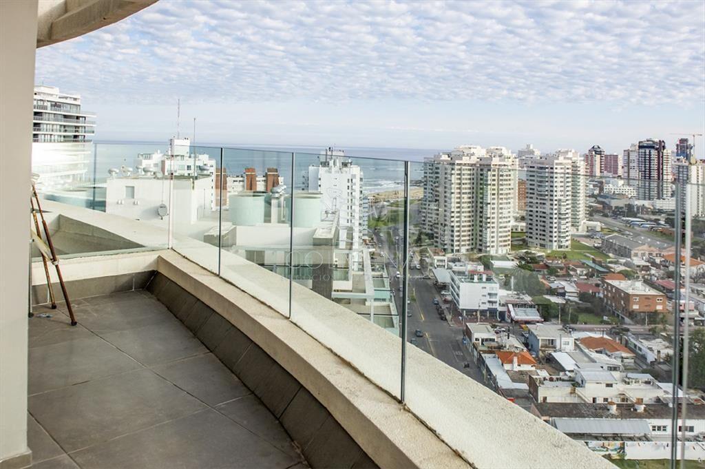 Piso alto con vistas panoramicas de Playa Mansa.