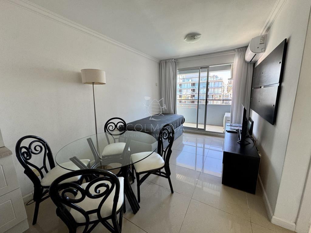 Apartamento en venta en peninsula con parrillero