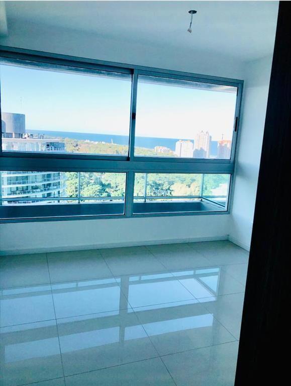 Apartamento próximo punta shopping