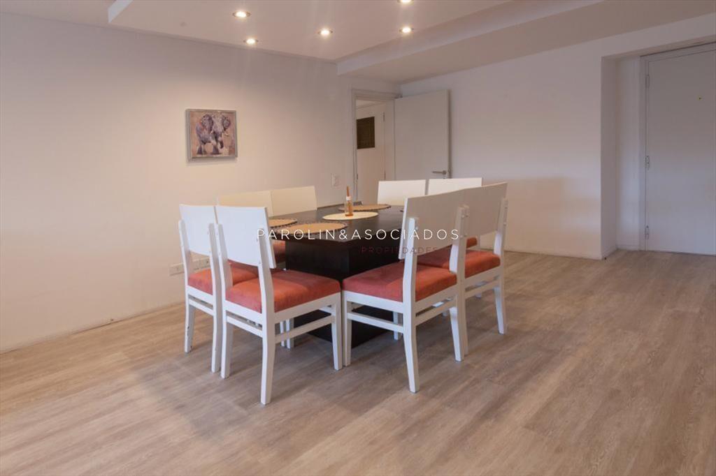 Apartamento en Venta de 3 dormitorios y servicio , Punta de