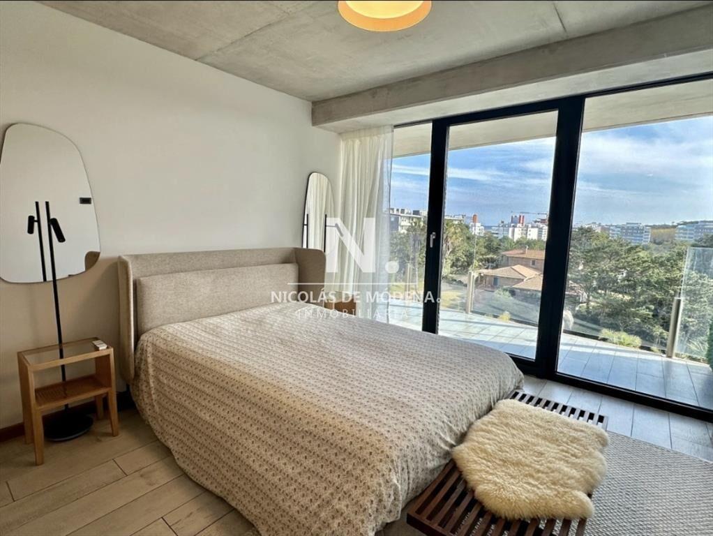 Vende apratamento en Brava Punta del Este de 2 dormitorios.