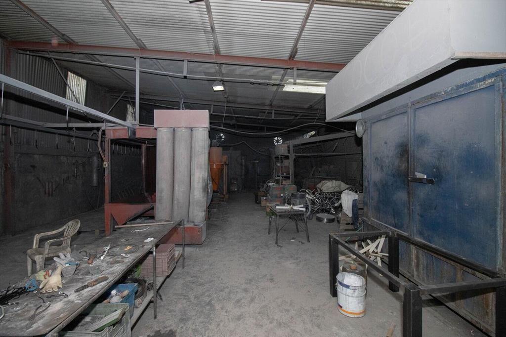 Venta Dos Galpones y dos casas en un padrón