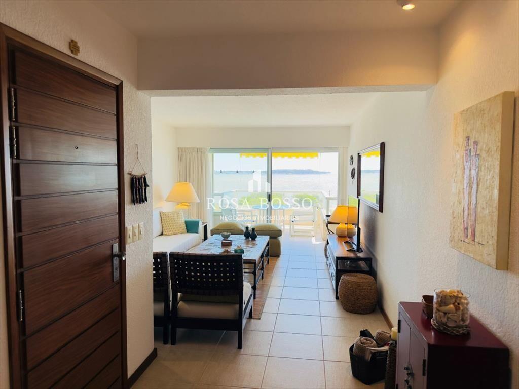 3 dormtiorios, cocina con lavadero, vista al mar.