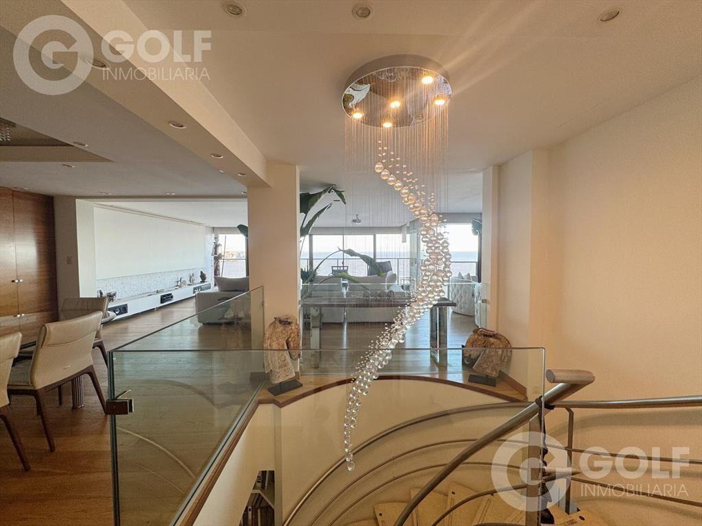 Venta de apartamento DUPLEX sobre Rambla Gandhi con vista a
