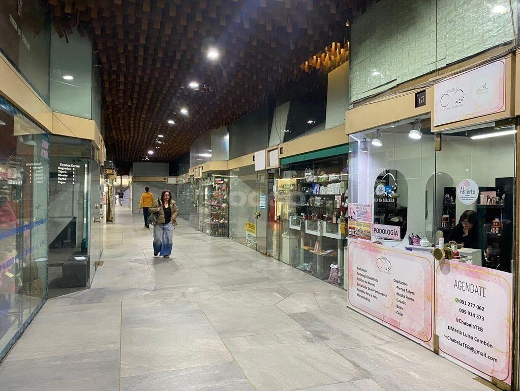 Venta en Conjunto de 5 Locales Comerciales en Galería Crist