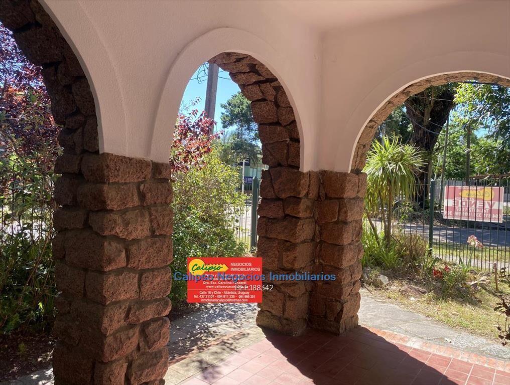 Venta de Majestuosa Casa en Atlantida - 5 dorm.- 3 baños