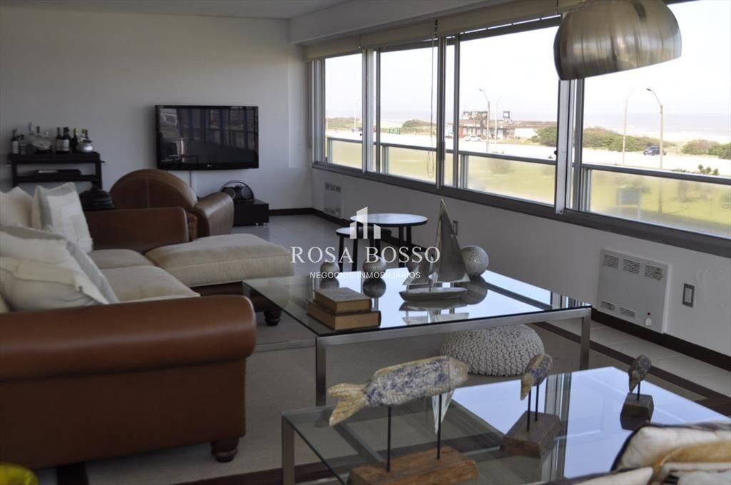 Amplio departamento frente al mar