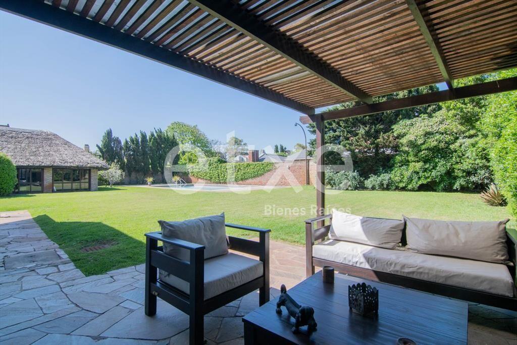 Venta de Casa con enrome jardín en Carrasco...