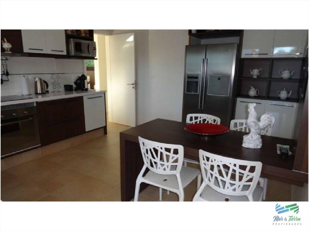 Vendo casa de 4 dormitorios con piscina en barrio