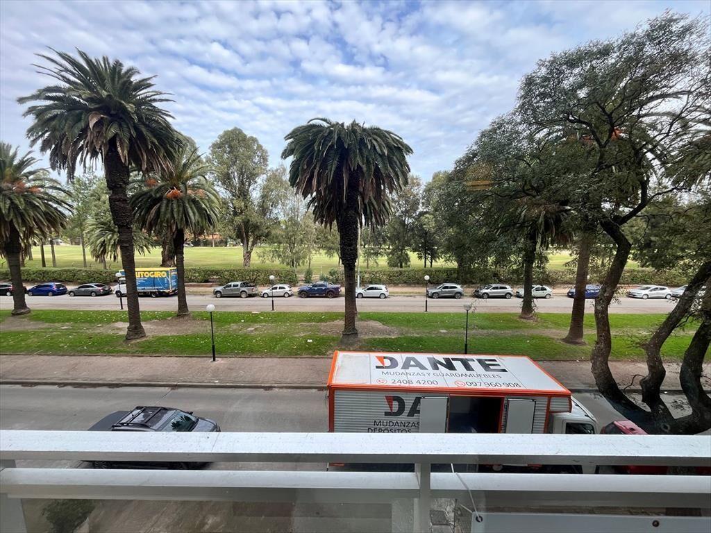 Venta con renta apartamento 3 dormitorios y garaje Golf