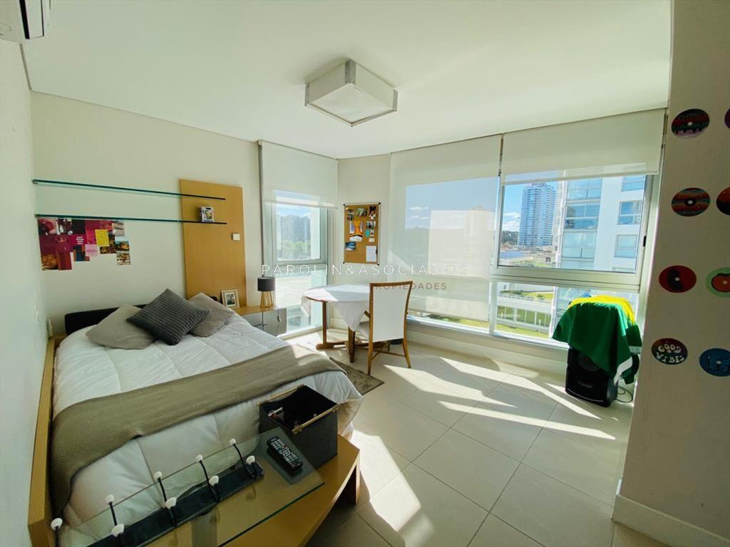 Apartamento en venta en torre Le Parc, Punta del