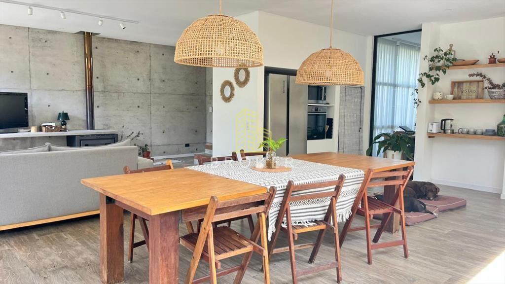 Alquiler de muy linda casa de diseño en Montoya