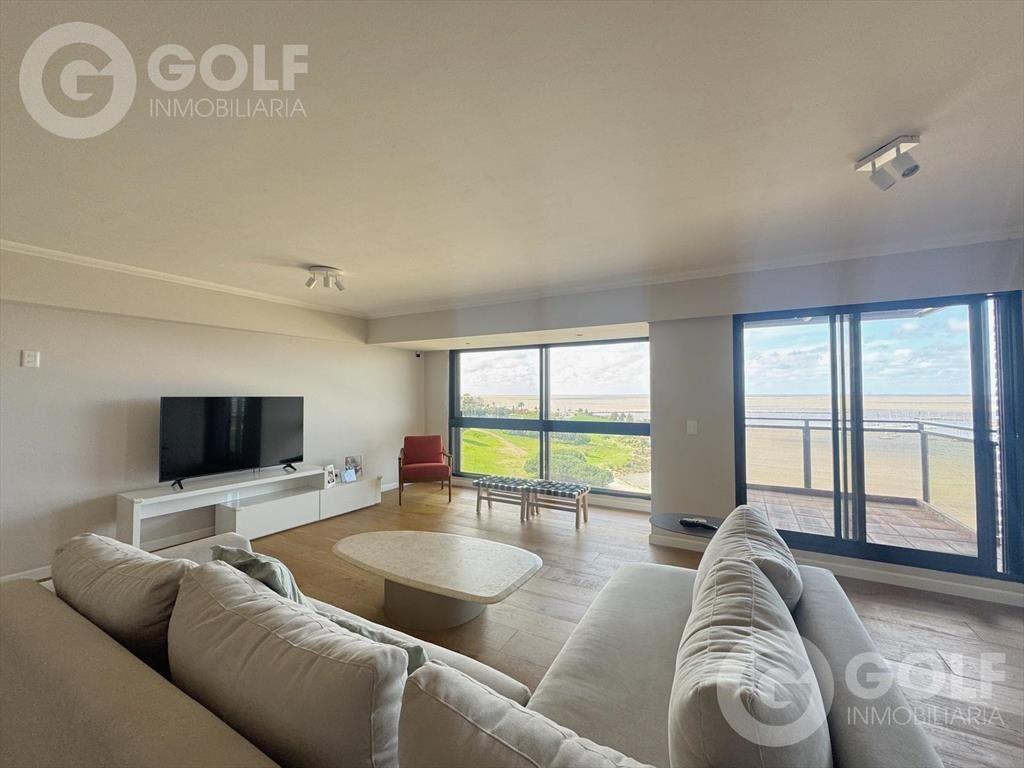 Venta de apartamento de 3 dormitorios en suite y servicio c