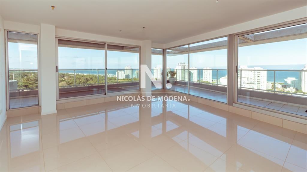 Penthouse de tres dormitorios en venta proximo al