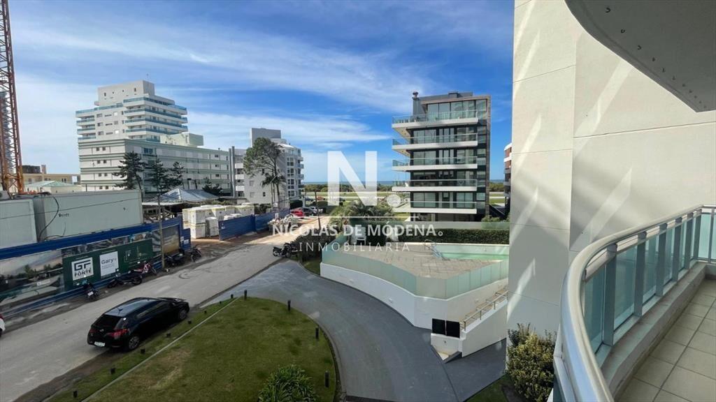 Apartamento en venta de 3 dormitorios y dependencia en Pun