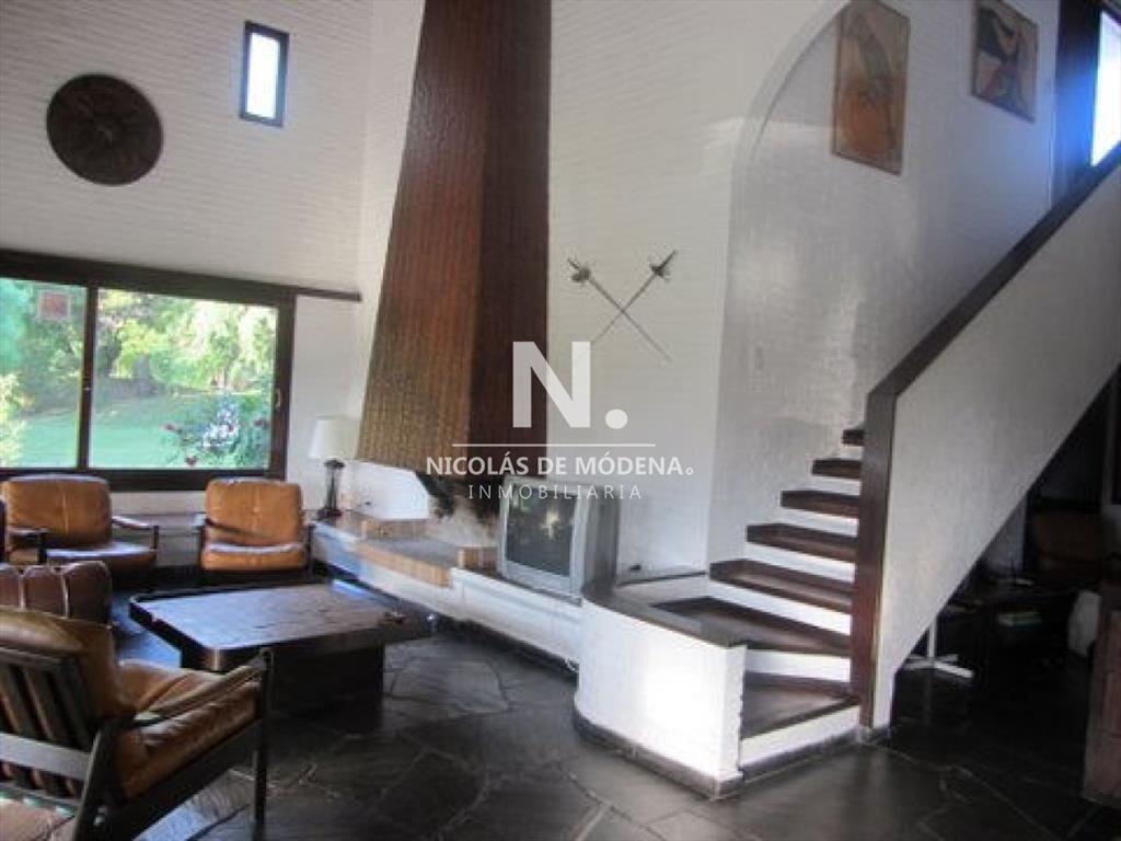 Casa ubicada en zona residencial.