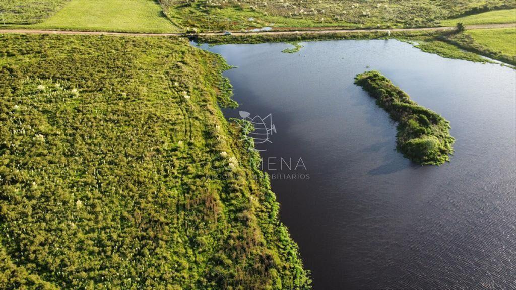 Chacra con frente a laguna.